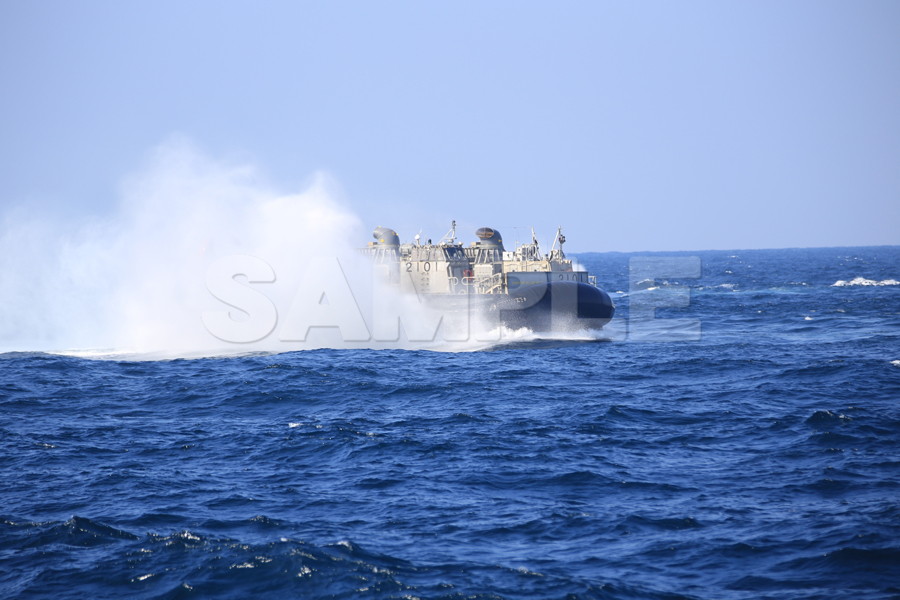 観艦式 「LCAC　エア・クッション型揚陸艇」 青